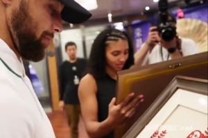 皇冠体育官方网站-感受中国传统文化!库里中国行体验重庆非遗拓印&剪纸