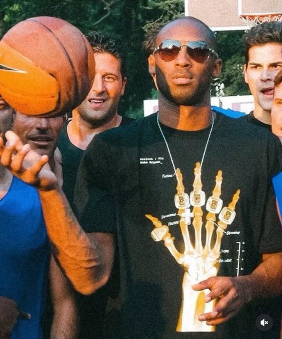 美媒晒图:这件五冠骷髅T恤是科比穿过最酷的T恤之一