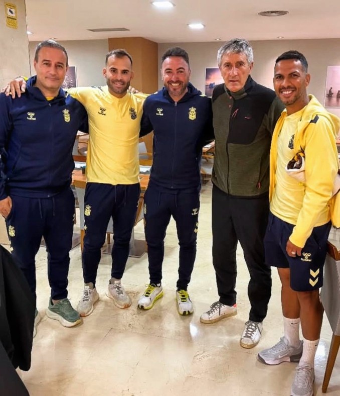 皇冠体育官方网站-前国安主帅塞蒂恩受邀观看拉帕比赛，并与赫塞、比埃拉等人合影