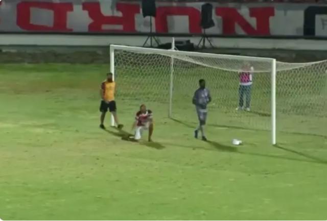 皇冠体育官方网站-球队输球怪门将 巴西球迷闯进场内演示该怎么扑球