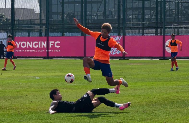 皇冠体育官网-泰山1-5惨败K2新军，两将配进一队！二雷浪回来了 新外援来自欧洲