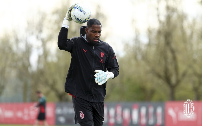 皇冠体育官方网站-迈尼昂、托莫里归队合练，莱奥、加比亚继续个人训练|国家队|拉斐尔·莱奥|拉斐尔-达-席尔瓦|莱奥-席尔瓦|ac米兰_新浪体育_新浪新闻