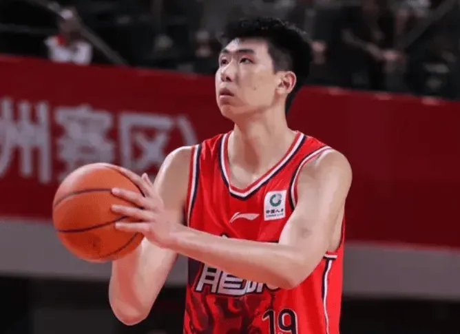 皇冠体育投注-稳定发挥！徐昕出战24分钟，投篮6中5得到12分6篮板1助攻